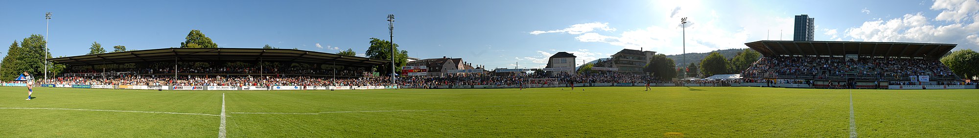 Panorama van stadion Gurzelen tijdens de promotiewedstrijd tegen SC Cham in juni 2007