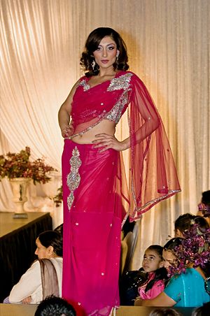 English: Female Model in Navel exposing Sari