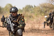 Militer Kamerun dengan senapan Tavor di Burkina Faso.