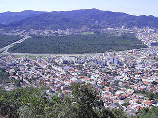 O bairro Trindade e o Manguezal do Itacorubi vistos do Morro da Cruz.