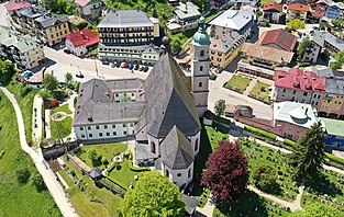 Franziskanerkloster und - kirche (li.: Draufsicht; re.: Franziskanerkirche mit Watzmanngruppe und Hochkalter)