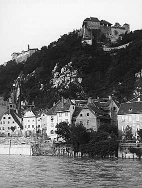 Blick auf Hödls ehemalige Anlagen unterhalb der Stallbastei 1898 …