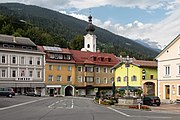 Greifenburg, de Drautalstrasse vanaf hotel Rossman met katholieke kerk (Pfarrkirche Sankt Katharina)