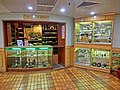 酒舍及纪念品展示橱柜。