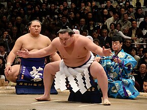 Yokozuna Hakuhō w trakcie ceremonii dohyō-iri (2012 r.)