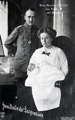 子どもを抱くヴィクトリア・マルガレーテと夫ハインリヒ33世