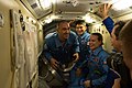 Cerimônia de boas-vindas entre as duas tripulações das Soyuz que compoem a Expedição.