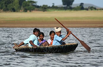 Quatre personnes à bord d'un coracle sur la rivière Kabini, dans l'État indien du Karnataka. (définition réelle 3 411 × 2 226)