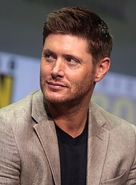 Jensen Ackles evit Dean Winchester.