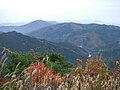 中津山(左)、腕山(中央)、松尾川ダム湖
