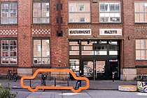Sedan våren 2006 hade Seriefrämjandet sitt kontor på Seriecenter i Kulturhuset Mazetti i Malmö. Fasadens rutiga fönsterdekor återkom därefter på Seriefrämjandets publikationer.