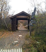 Startpunkt von Kungsleden und Dag Hammarskjöldsleden in der Nähe der STF-Touristenstation Abisko