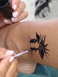 Falsa tatuagem contemporânea no tornozelo. Feita à base de Henna Indiana.