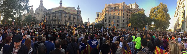 閣僚が逮捕されたバルセロナのカタルーニャ経済省の前における抗議デモ