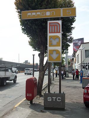 Picture of a sign indicating one of the entrances to Aragón station.