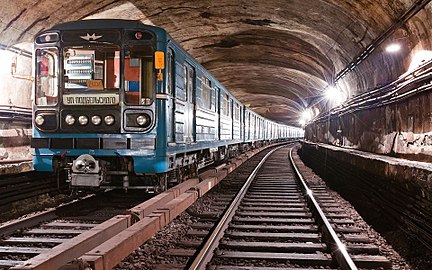 Электропоезд 81-717/714 в двухпутном тоннеле Сокольнической линии Московского метрополитена