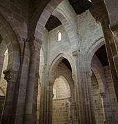 Nave del monasterio de Travanca, es claramente visible el uso de arcos apuntados para las arcadas.