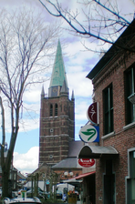 Het centrum van Nederweert ten tijde van een renovatie van de Sint-Lambertuskerk.