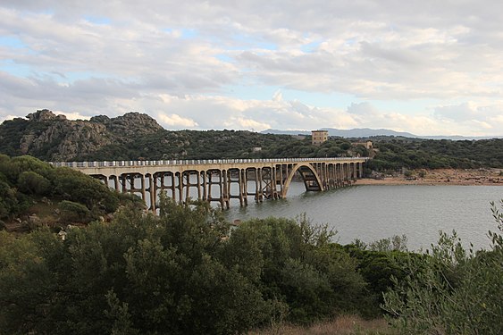 Il ponte Diana che attraversa il lago sul lato orientale