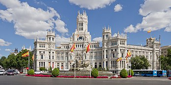 Le palais des Communications, siège principal de la mairie de Madrid. Cet ancien hôtel des Postes a été inauguré en 1909 par le roi Alphonse XIII et son épouse Victoire-Eugénie de Battenberg. (définition réelle 4 128 × 2 061)