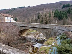 Pont de la RN102 sur un ruisseau du village.