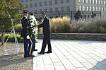Президент Барак Обама возлагает венок на линию свиданий мемориала Пентагона 9-11 во время церемонии поминовения жертв терактов в Пентагоне 11 сентября в Арлингтоне, штат Вирджиния 130911-D-BW835-026.jpg