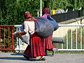 Dones gitanes que tornen d’un mercat a Sighișoara