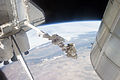 Майк Фоссум підвішений на кінці Канадарма-2 у відкритому космосі