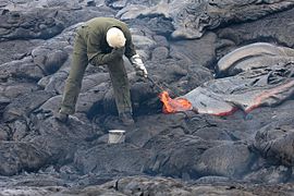 Isang healogo na kumukuha ng lava sa Hawaii