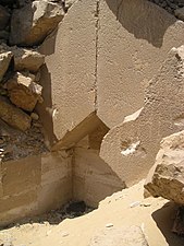 De kalksteenblokken van de piramide voor koningin Neferhetepe