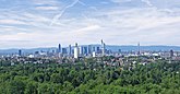 Der Frankfurter Stadtwald grenzt südlich an die städtische Bebauung Frankfurts an. Im Vordergrund ein Teil des Oberwaldes, Ansicht von Südosten. Dahinter die auch „Mainhattan“ genannte Frankfurter Skyline sowie am Horizont der Mittelgebirgszug Taunus