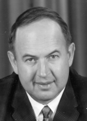 Стэнли Хэтэуэй[англ.], окончил колледж в 1950, 40-й министр внутренних дел США, 27-й губернатор штата Вайоминг.