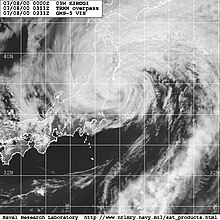 衛星影像顯示位於日本東岸近海、正在減弱的熱帶氣旋，幾乎轉變成溫帶氣旋。該系統具有典型的非熱帶逗號形結構，風暴中心的雲層逐漸減少。