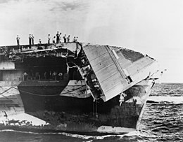 1945年6月3日、台風により船首を損傷