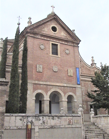 Fachada principal del Colegio-convento de los Trinitarios Descalzos en Alcalá de Henares.