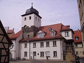 la historia Burgershof, nun unu el pluraj urbocentraj konstruaĵoj de la universitato