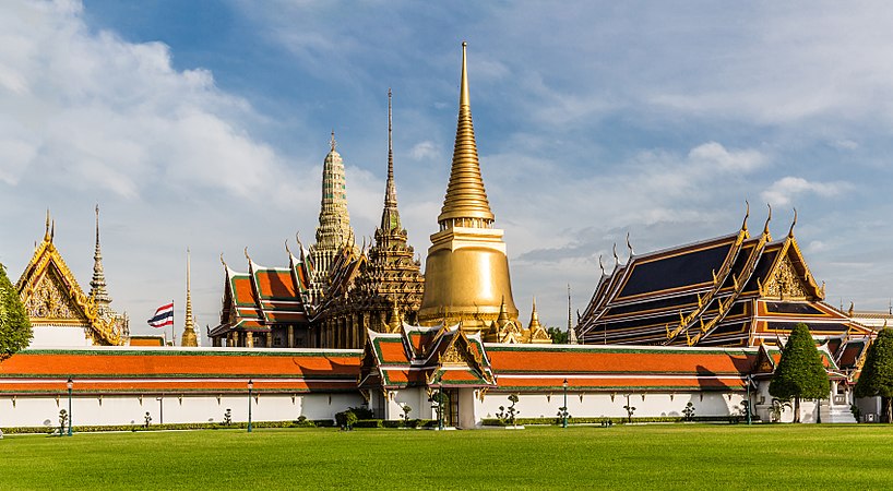 圖為玉佛寺，是泰国的主要佛教寺廟。位於大皇宮內部，從技術上來說，它是一間皇家小教堂。與普通的寺廟不同，它不包括佛教僧侶的居住地。