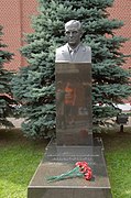 赤の広場・革命元勲墓にあるアンドロポフの墓（埋葬場所はミハイル・カリーニンとフェリックス・ジェルジンスキーの間、2016年撮影）