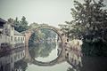 Un círculo entero se forma debido a la forma y al reflejo del puente Hongji en Nanxun, Zhejiang.
