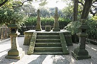 قبر و یادبود آدامز و همسر آنجین در پارک تسوکایاما.