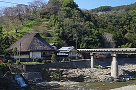 堀家住宅と五新線橋梁