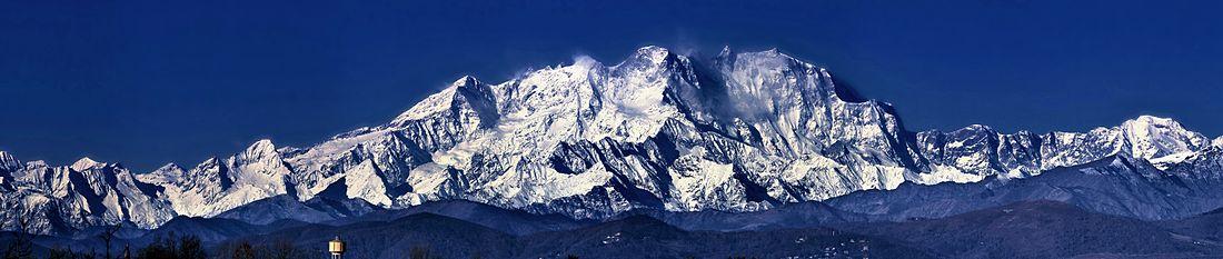 Monte Rosa kagukülg vaadatuna Lago Maggiore lähedalt, tõuseb u 4500 m Lombardia tasandike kohale