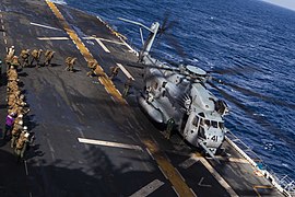 CH-53E直升机于巴丹号两栖攻击舰飞行甲板