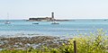 L'île Cigogne et son fort vus de l'est de l'île Saint-Nicolas.