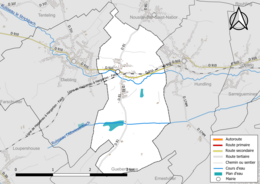 Carte en couleur présentant le réseau hydrographique de la commune