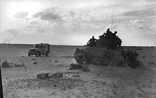 Один із танків M4 Sherman 2-го корпусу генерала Дж. Паттона просувається пустелею. Туніс, 1943