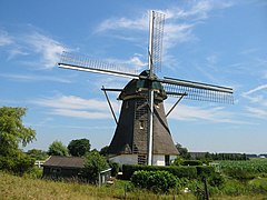 Le Broekzijder Molen, à l'est du centre du village sur les bords de la Gein.