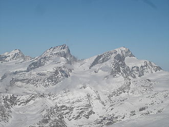 Allalinhorn, Rimpfischhorn und Strahlhorn (v. l. n. r.) von Westen, in der Bildmitte der Adlerpass