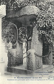 Photographie d'une tombe en forme de dolmen.