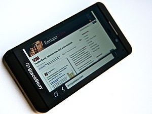 Blackberry Z10 in schwarzer Ausführung mit geöffnetem Web-Browser